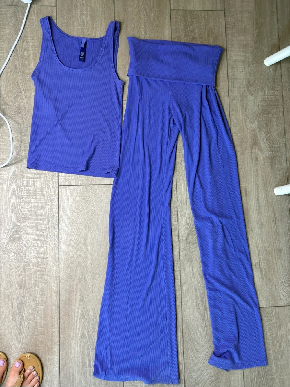 SKIMS KIM K High-Waist Foldover Pants & Tank Set - Picture 7 of 7
